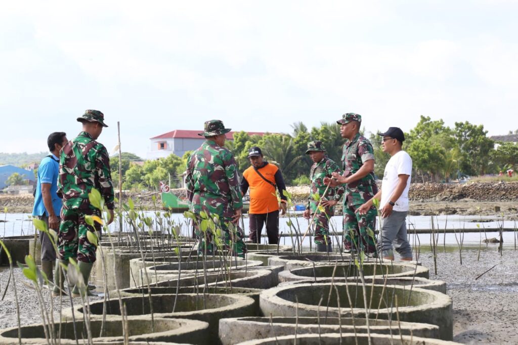 Dandim 0812/Lamongan, Letkol Kav Endi Siswanto Yusuf yang memimpin aksi tanam pohon mangrove itu, mengatakan kerusakan sekitar pesisir pantai dapat dicegah dengan mangrove yang menghampar. “Penanaman ini sebagai upaya untuk mencegah abrasi, serta kerusakan di sekitar pesisir pantai,” ucap Dandim seperti rilis yang dikirim ke meja redaksi Lendoot.com. Kamis (23/2/2023).
