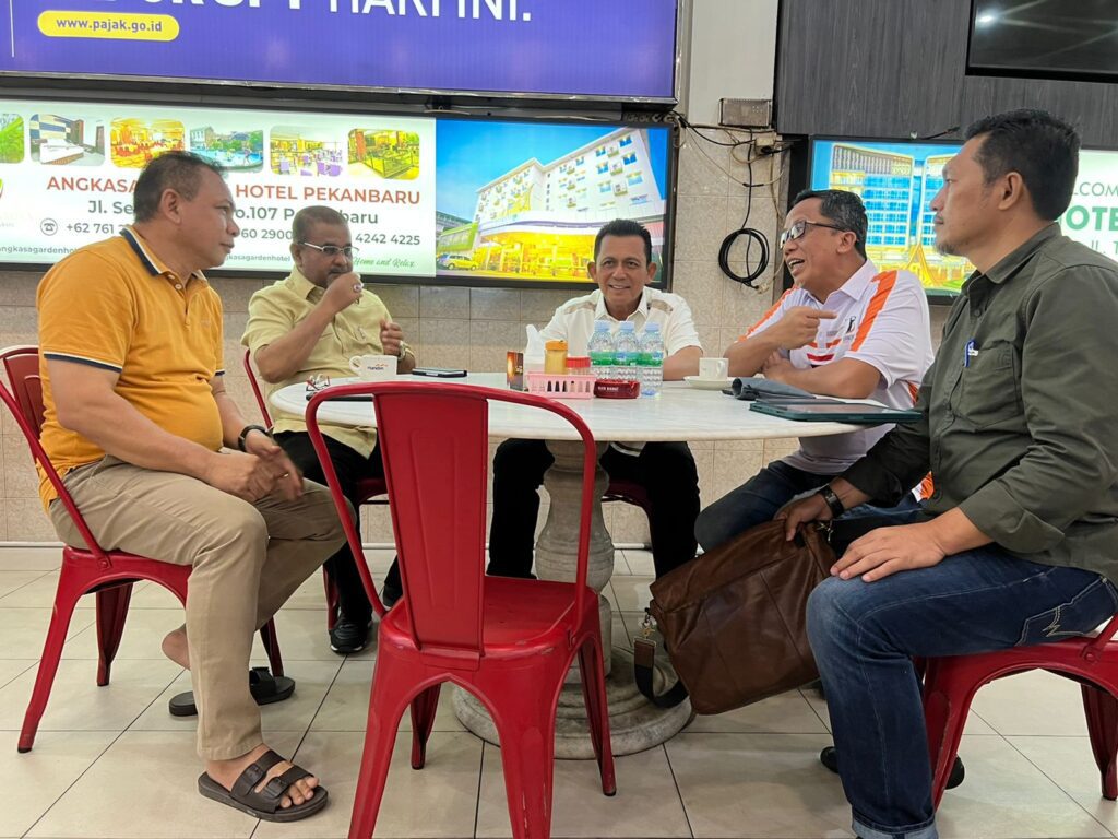 Bupati Aunur Rafiq menyebut jika arus listrik menjadi kebutuhan dasar yang tidak bisa ditunda untuk mengembangkan tambak udang vaname di Pulau Alai. “Kalau listrik di tambak udang belum stabil, investor yang mau menanam modal di tambak pun jadi ragu juga. Jadi memang supply listriknya yang kita prioritaskan,” kata Aunur Rafiq.