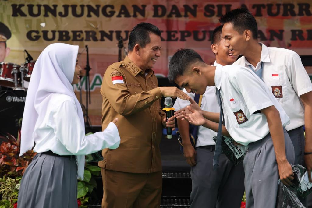 Hujan Deras Tak Surutkan Siswa SMAN 3 Batam Berjumpa Gubernur Ansar