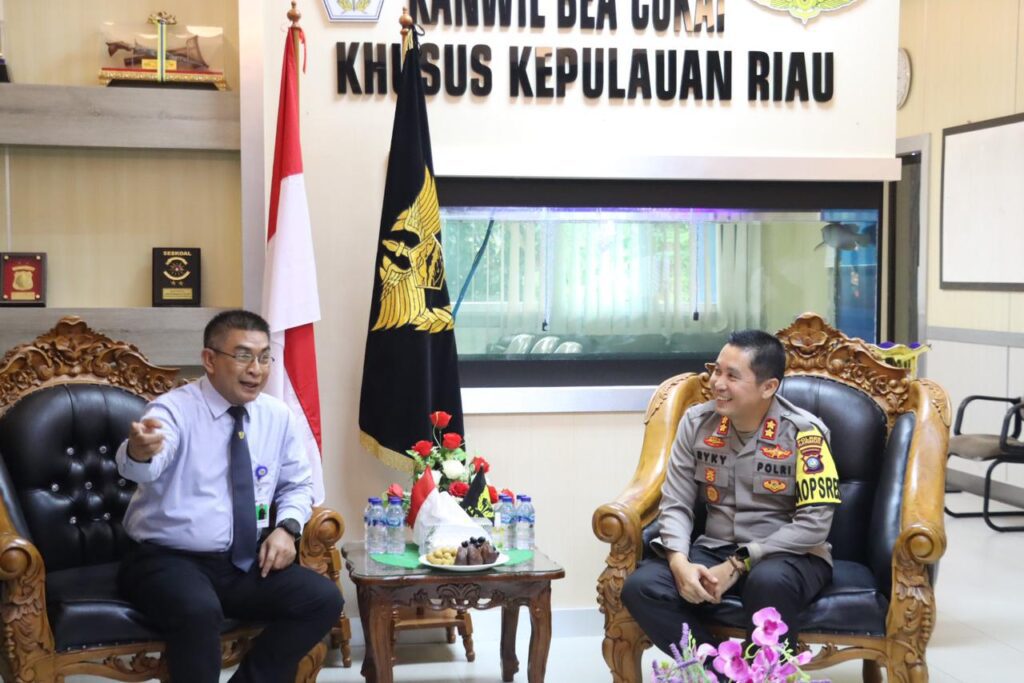 Kepala Kanwil DJBC Khusus Kepri, Priyono Triatmojo beserta pejabat utama Kanwil DJBC Kepri mempersilakan Polres Karimun menginformasikan ketika ada pengungkapan kasus narkoba, khususnya di perairan wilayah kerjanya. “Terimakasih juga kami ucapkan kepada Kapolres Karimun yang dapat hadir dikantor kami, sinergitas yang selama ini terjalin bersama Polres Karimun terutama dalam hal pengungkapan narkoba akan terus berkelanjutan, silahkan bapak Kapolres apabila ada informasi terkait narkoba khususnya di perairan, kami siap bekerja sama dalam hal sarana kapal laut,” ucap Kakanwil Priyono Triatmojo.