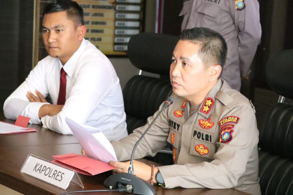 Untuk dapat meyakinkan para korban, Bripka AM mengaku sebagai petugas yang ditunjuk kejaksaan untuk melelang sepeda motor sitaan atau hasil putusan pengadilan. “Untuk penipuan itu mengakunya dibeli dari lelang dengan harga murah, padahal penipuan. Dengan dijanjikan akan mengurus surat-suratnya. Sementara untuk penggelapan, kendaraan itu dipinjam dan tidak dikembalikan,” ujarnya.