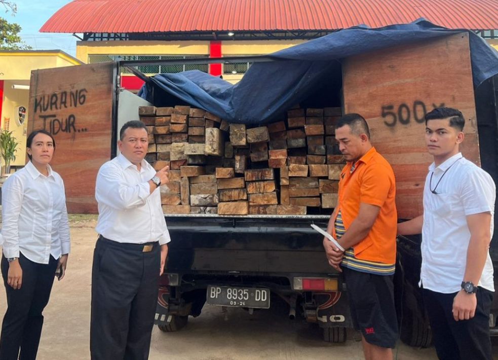 Polda Kepri Amankan Seorang Penyelundup Kayu Olahan dari Lingga