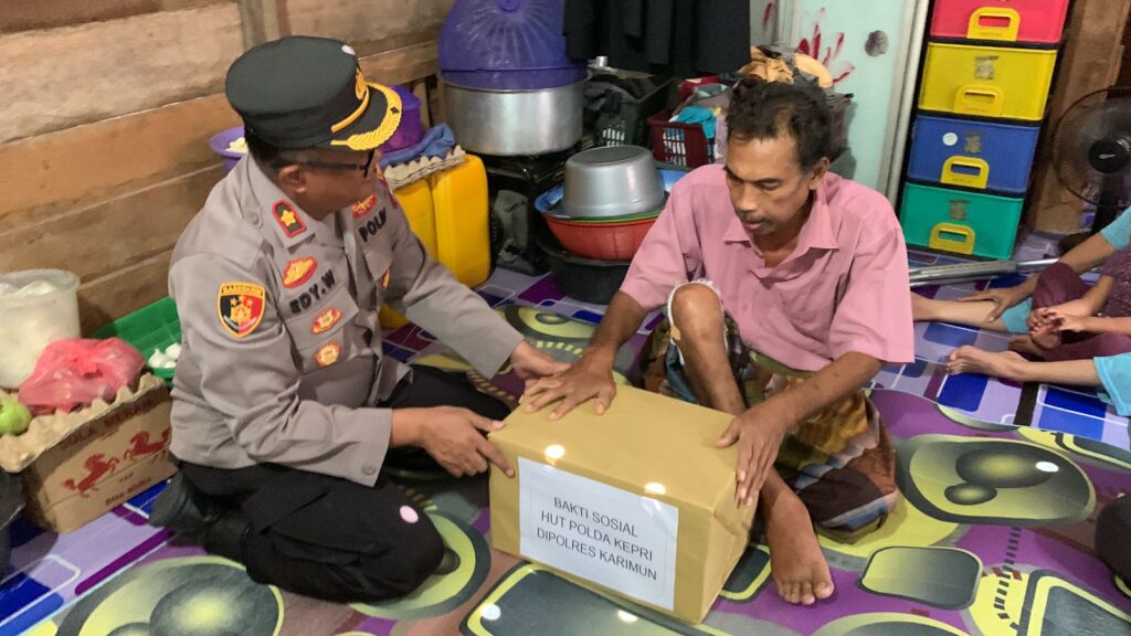 Penderita tumor ganas di bagian paha sebelah kanan itu membuatnya tidak bisa beraktivitas sehari-hari sebagai tukang ojek. Sunaryo bisa mangkal di simpang Kantor Imigrasi Karimun. Saat ini Sunaryo dalam tahap pemulihan. Melihat kondisi ini, Kapolsek Balai Kompol Edy Wiyanto memberikan bantuannya berupa paket sembako dan uang tunai kepada Sunaryo yang merupakan warga di wilayah hukumnya di Polsek Balai Polres Karimun, Kamis (2/3/2023). “Bantuan yang diserahkan sebagai bentuk kepedulian dan perhatian Polsek Balai kepada para masyarakat Kecamatan Karimun yang sedang membutuhkan bantuan,” ujar Kompol Edy.