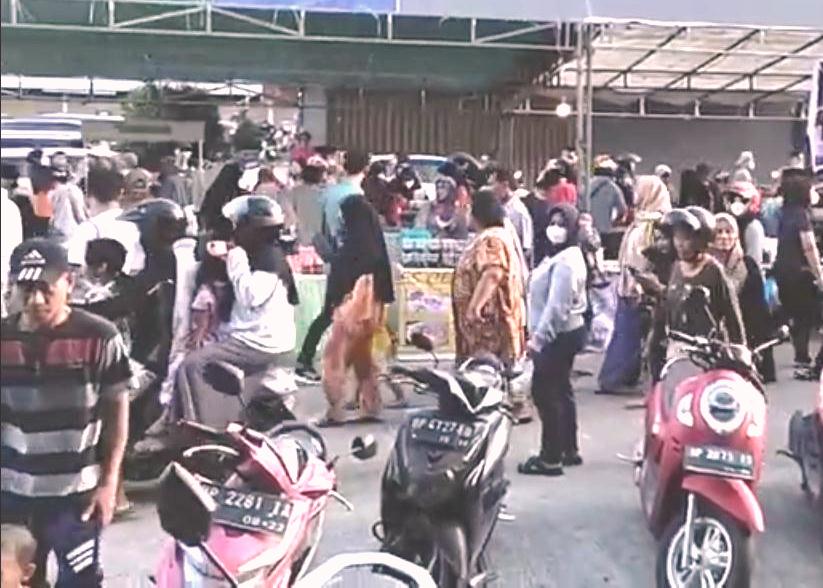 Bazar Ramadan atas kerjasama gabungan yang dikelola dan kerjsama dari Fanindo Group, Media WartaKepri.co.id dan pengurus RT03 KPRI Sekawan Batam Kota. Wajah wajah senyum dicampur kelelahan dan berkeringat terlihat dari para penjaga dan pedangan stand bazar saat melayani ribuan pembeli yang datang berburu kuliner takjil Ramadhan di kawasan Ruko Botania 2 Batam Centre.