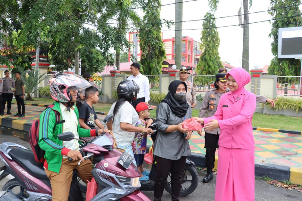 Karimun AKBP Ryky W Muharam didampingi Ketua Bhayangkari Cabang Karimun Meity Ryky ikutan juga bagikan takjil gratisan menjelang waktu berbuka puasa tersebut. Tampak juga puluhan pengurus Bhayangkari Cabang Karimun membagikan takjil secara gratis sebanyak 100 paket kepada para pengedara yang melintas di depan Mako Polres Karimun tersebut. “Ini merupakan salah satu bentuk kepedulian kami, dari jajaran Polres Karimun terhadap masyarakat yang melintas di depan Mako Polres Karimun saat menjelang waktu berbuka puasa,” ujar Ryky W Muharam.