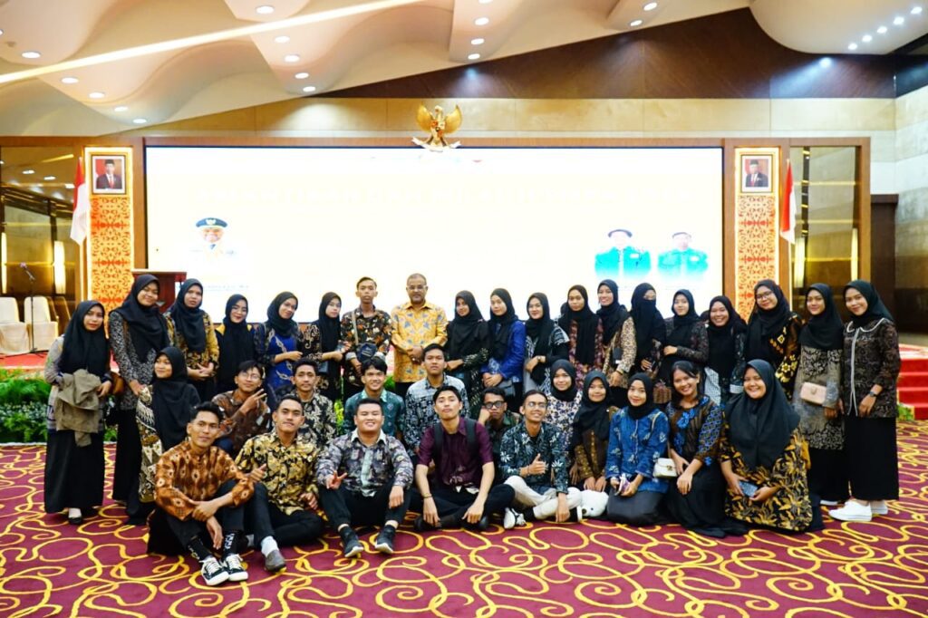 Bupati Karimun Aunur Rafiq melantik Pengurus Ikatan Pemuda Pelajar dan Mahasiswa Kabupaten Karimun (IPPMKK) Pekanbaru periode 2022-2023. Kegiatan pelantikan yang disejalankan dengan peringatan Milad ke-23 IPPMKK ini digelar di Ballroom Menara Dang Merdu BRK Syariah, Pekanbaru, Provinsi Riau, Jumat (3/3/2023). "Atas nama pemerintah daerah dan masyarakat Karimun, saya mengucapkan selamat kepada M Riko selaku Ketua, dan pengurus IPPMKK Pekanbaru. Selamat menjalankan tugas dan mengemban amanah dengan baik," kata Bupati Rafiq