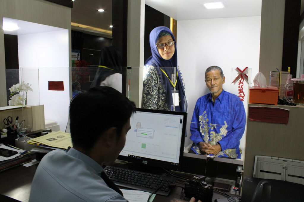 Kasi TIKKIM Imigrasi Karimun, Sophian mengatakan program layanan khusus CJH ini diberikan untuk mempermudah CJH dalam pengurusan pembuatan paspor sehingga keberangkatan CJH bisa semakin lancer. Sophian juga berharap masyarakat terpuaskan dengan layanan yang diberikan Kantor Imigrasi Karimun tersebut. "Imigrasi Karimun terus berkomitmen dan semakin mempermudah para CJH dalam melaksanakan ibadahnya. Terakhir, melalui surat Dirjen Imigrasi Nomor IMI-GR.01.01-0070 Tanggal 22 Februari 2023 telah menghapuskan persyaratan surat rekomendasi dari Kemenag sebagai syarat pembuatan paspor haji, ini salah satu bentuk kemudahan yang diberikan kepada masyarakat," terangnya.