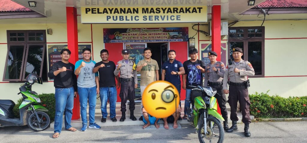 Pelaku pencurian sepeda motor (Curanmor) yang nekat memposting hasil curian sepeda motornya di akun media sosial facebook (FB), akhirnya tertangkap. Pelaku ranmor itu berinisial MF (18) dan Z (17) ditangkap di Kelurahan Sungai Pasir, Kecamatan Meral Karimun, Selasa (28/3/2023). Keduanya kini mendekam di sel Polsek Tebing Polres Karimun Polda Kepri.
