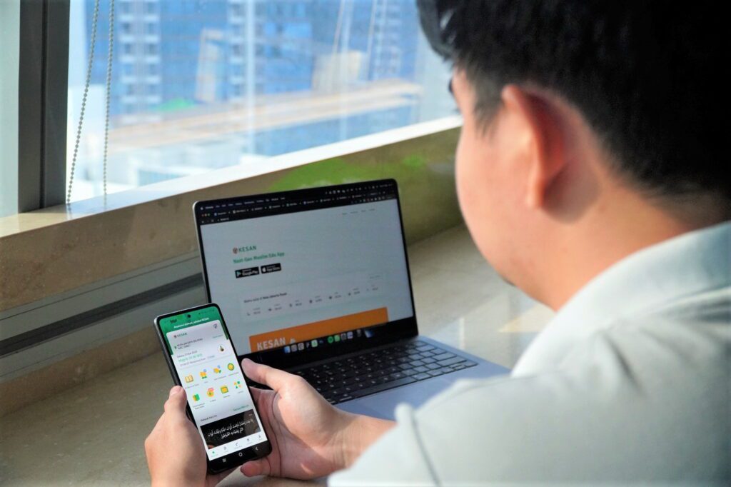 Aplikasi KESAN sendiri telah menyiapkan berbagai fitur yang dirancang khusus untuk mendukung ibadah umat Islam selama bulan Ramadan. "Kami menyediakan fitur Al-Qur'an yang lengkap, dilengkapi dengan tafsir dan tajwid berwarna. Selain itu, KESAN juga menawarkan jadwal salat, arah kiblat, ribuan buku Islami, sesi tanya jawab Islami online, serta kumpulan doa dan zikir Ramadan. Pengguna juga dapat menikmati artikel Islami harian yang membahas topik fikih terkait Ramadan," pungkas Hamdan