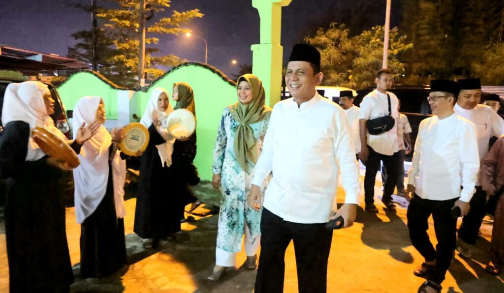 Gubernur Ansar mengaku berbahagia dapat hadir dan bersilahturahmi dengan para orang tua serta tokoh masyarakat Jamaah Masjid Nur Ilahi di Tanjung Uma tersebut. "Kami atas nama Pemerintah Provinsi Kepri mengucapkan selamat menjalankan ibadah puasa Ramadhan di tahun 1444 H. Kita berdoa di puasa yang ke 3 ini semoga amal ibadah kita diterima oleh Allah SWT" ucap Gubernur Ansar. Menjelang Salat Tarawih, Gubernur Ansar Ahmad menyerahkan bantuan Pemprov Kepri kepada pengurus Masjid Nur Ilahi sejumlah Rp300 Juta dan ditambah dengan bantuan Baznas Kepri untuk anak yatim dan kaum dhuafa daerah setempat.