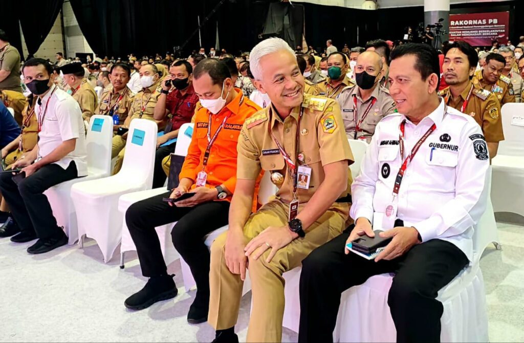 Di Provinsi Kepri sendiri, bencana besar yang terjadi di tahun 2022 lalu diantaranya banjir rob yang menerjang Kabupaten Natuna dan Bintan. Bencana tersebut menyebabkan beberapa ruas jalan dan jembatan yang vital rusak berat. Maka, sehari sebelum rakor ini, Rabu (1/3/2023), Gubernur Ansar menyempatkan menemui langsung Kepala BNPB Letjen TNI Suharyanto membawa usulan rehabilitasi dan rekonstruksi jalan dan jembatan tersebut.