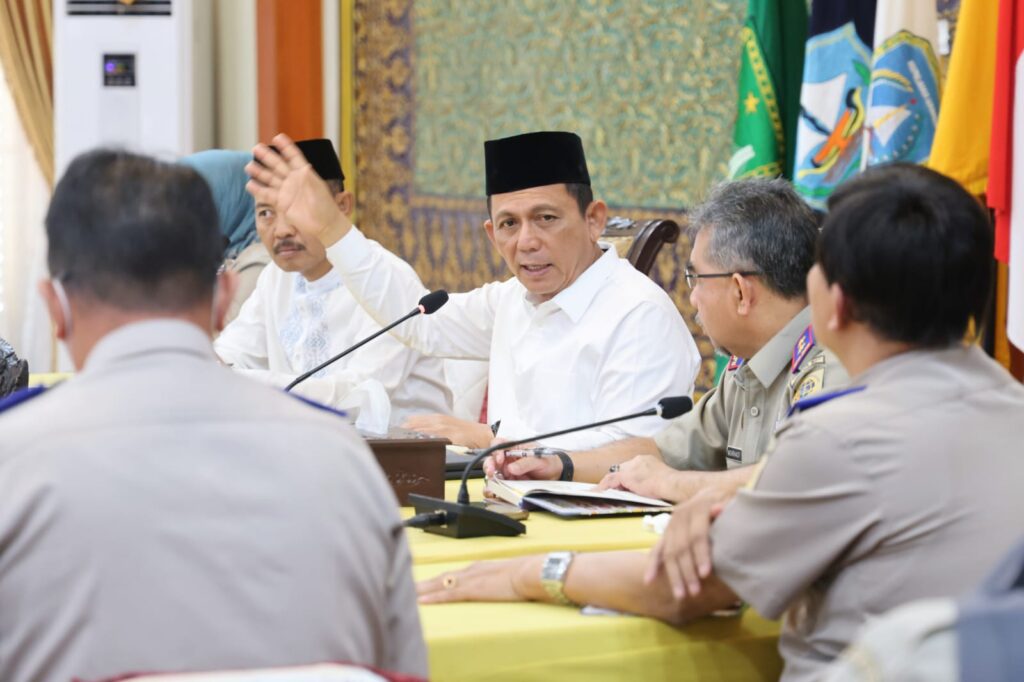 Kepala Kanwil BPN Provinsi Kepri Nurhadi Putra beserta jajarannya saat rapat persiapan pelaksanaan Gugus Tugas Reforma Agraria (GTRA) Summit Tahun 2023 di Gedung Daerah Tanjungpinang, Selasa (28/3/2023). "Dari 3 hari ini, kehadiran Presiden RI direncanakan pada hari kedua dengan agenda membuka langsung kegiatan ini dan dilanjutkan kegiatan lainnya" ujar Nurhadi. Rapat tersebut merupakan rapat lanjutan dari kegiatan yang sama pada 13 Januari 2023 yang lalu. Sekdaprov Kepri Adi Prihantara, Tim Percepatan Pembangunan, Para Kepala OPD Pemprov Kepri, serta Sekdakab Karimun yang juga hadir secara daring dalam rapat tersebut.