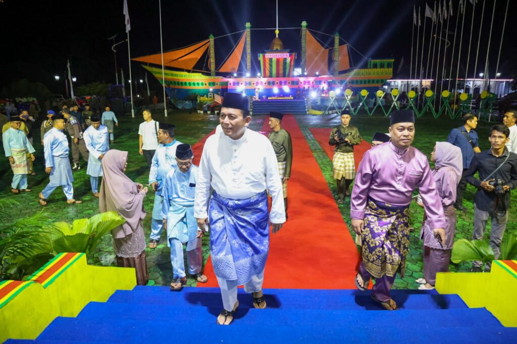 Di Halaman Kantor Bupati Lingga STQH X Lingga ini dinuka, Minggu (5/3/2023) malam. STQH yang mengangkat tema 'Dengan Pelaksanaan STQH X Kabupaten Lingga Kita Wujudkan Nilai-nilai Al-Qur'an Menuju Harmonisasi Umat, Lingga Sejahtera'. Acara akan akan berlangsung dari 4 hingga 11 Maret 2023 mendatang. Peserta berasal dari 13 Kecamatan se-kabupaten Lingga. Dengan rincian Kecamatan Singkep 29 peserta, Singkep Barat 30 peserta, Singkep Pesisir 18 peserta, Singkep Selatan 32 peserta, Lingga 31 peserta, Lingga Utara 17 peserta. Juga berasal dari Lingga Timur 28 peserta, Senayang 24 peserta, Selayar 24 peserta, Posek 25 peserta, Bakung Serumpun 14 peserta, Temiang Pesisir 20 peserta, dan Ketang Bidare 13 peserta dengan jumlah keseluruhan 305 peserta. Sedangkan Cabang yang diperlombakan antara lain Tilawah anak-anak, remaja dan dewasa, Tartil, Hifzil 1 juz, 5 juz dan 10 juz, Hadits 100, Syarhil Qur'an, Fahmil Qur'an, Khathill Qur'an, dan cabang Karya Tulis ilmiah