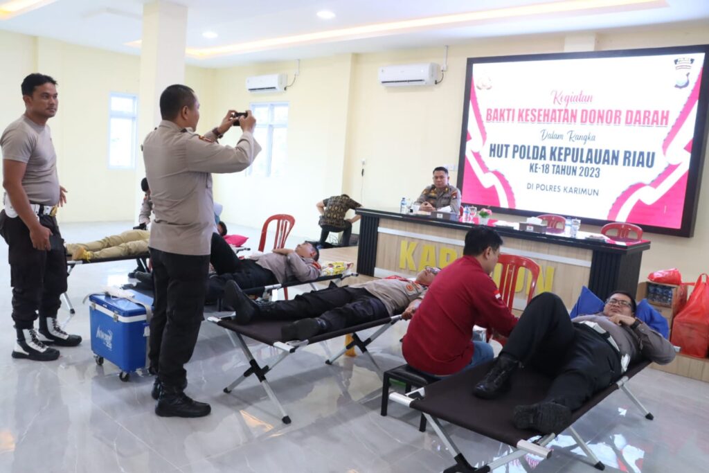 Rangkaian kegiatan menyambut HUT ke-18 Polda Kepri juga menggelar kegiatan sosial donor darah. Bertempat dilantai dua Gedung Pelayanan Polres Karimun, kegiatan donor darah ini diikuti 57 orang dengan hasil 50 kantong darah. Wakapolres Karimun Kompol Petra CK Tumengkol mengatakan kegiatan donor darah ini dalam rangka menyambut HUT ke-18 Polda Kepri. “Semoga kegiatan donor darah yang kami laksanakan hari ini bermanfaat bagi masyarakat kabupaten karimun yang membutuhkan darah. Untuk pembagian Sembako juga sebagai bentuk wujud kepedulian kami kepada masyarakat,” ujar Petra.