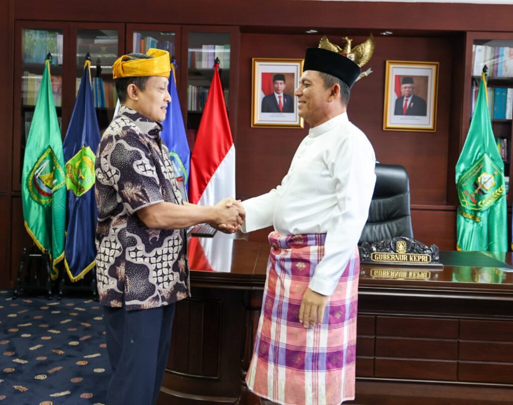 Ini merupakan pertemuan kali pertama Gubernur Ansar dengan Rudi Margono sejak dilantik menjadi Kajati Kepri pada Senin (20/3/2023) lalu, menggantikan Gerry Yasid yang memasuki masa purna bakti atau pensiun. Kajati hadir bersama Wakil Kepala Kajati Muhammad Teguh Darmawan yang juga baru menjabat sejak Kamis (9/2/2023) menggantikan Yudi Indra Gunawan. Sebelumnya Rudi Margono menjabat sebagai Direktur Perdata pada Jaksa Agung Muda Bidang Perdata dan Tata Usaha Negara Kejagung. Sedangkan Teguh Darmawan menjabat sebagai Koordinator pada Jaksa Agung Muda Bidang Perdata dan Tata Usaha Negara Kejagung.