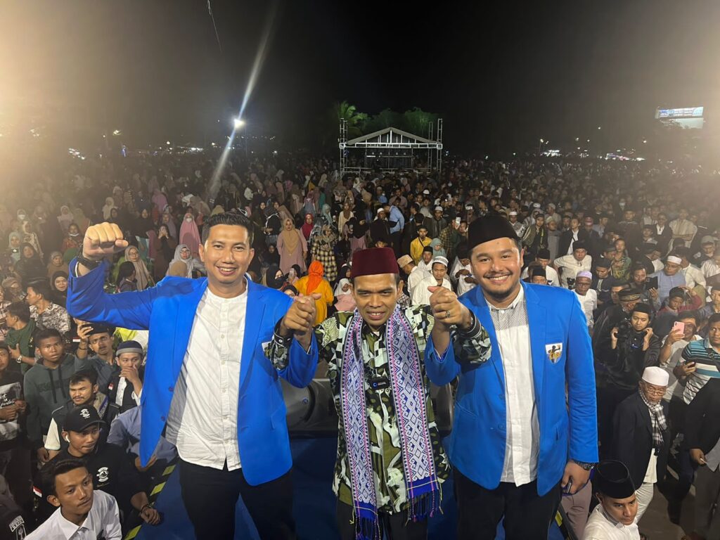 Ketua KNPI Kepri dan Ketua KNPI Batam berpose bersama UAS berlatar belakang jamaah di Sagulung, (dok knpi)