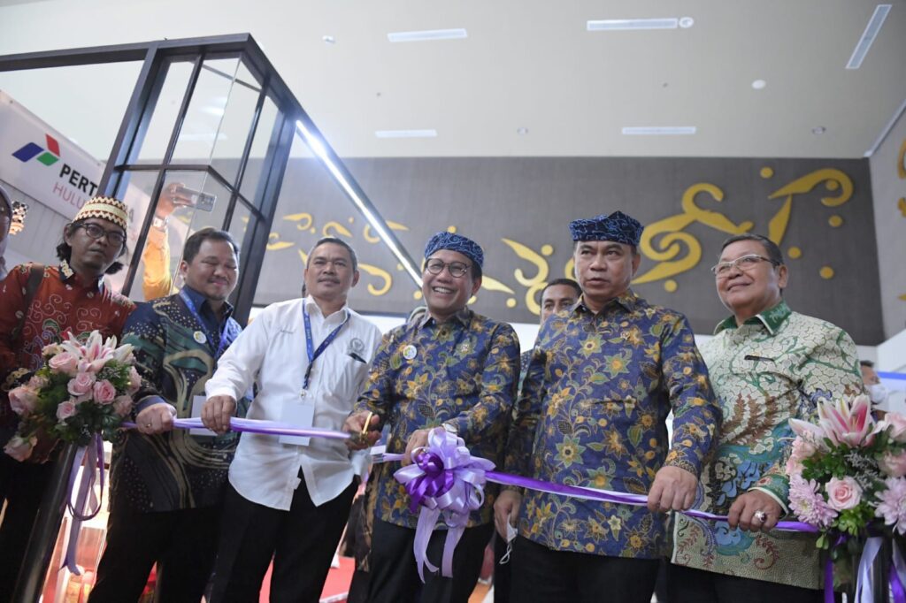 Dalam arah kebijakan pembangunan desa, pengembangan dan penggunaan teknologi tepat guna merupakan pencapaian tujuan SDGs Desa ke - 9 yaitu infrastruktur dan inovasi sesuai kebutuhan. Demikian diungkapkan Menteri Desa, Pembangunan Daerah Tertinggal dan Transmigrasi (Mendes PDTT) Abdul Halim Iskandar atau kerap disapa Gus Halim dalam Gelar Teknologi Tepat Guna Nusantara Ke XXIII di Kabupaten Cirebon, Jawa Barat. Mendes PDTT hadir bersama Wamendes PDTT Budi Arie Setiadi. "Dana Desa juga telah dimanfaatkan semaksimal mungkin untuk teknologi tepat guna," kata Gus Halim s