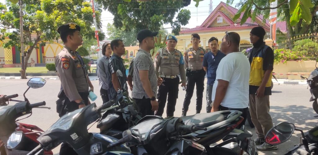 Hasil operasi polisi mengamankan empat orang anak, yang berada di jalanan bergaya punk, khususnya saat berada di Jalan Nusantara. Polisi juga mengamankan dua orang tidak memiliki identitas diriAir. Setelah diamankan, selanjutnya mereka diberikan arahan supaya melengkapi identitas diri dan tidak melakukan aksi premanisme. Di parkiran Pelabuhan Domestik Tanjungbalai Karimun juga ditemukan dua orang juru parkir yang tidak melengkapi baju rompi dan kartu identitas sebagai juru parker. Polisi hanya memberikan imbauan supaya melengkapi baju parkir dan kartu identitas parkir. Sebanyak 49 personel Kepolisian Resor (Resor) Karimun diturunkan dalam operasi penyakit masyarakat ( Pekat) dengan sandi Operasi Pekat Seligi 2023. Kamis (23/3/2023) ini.