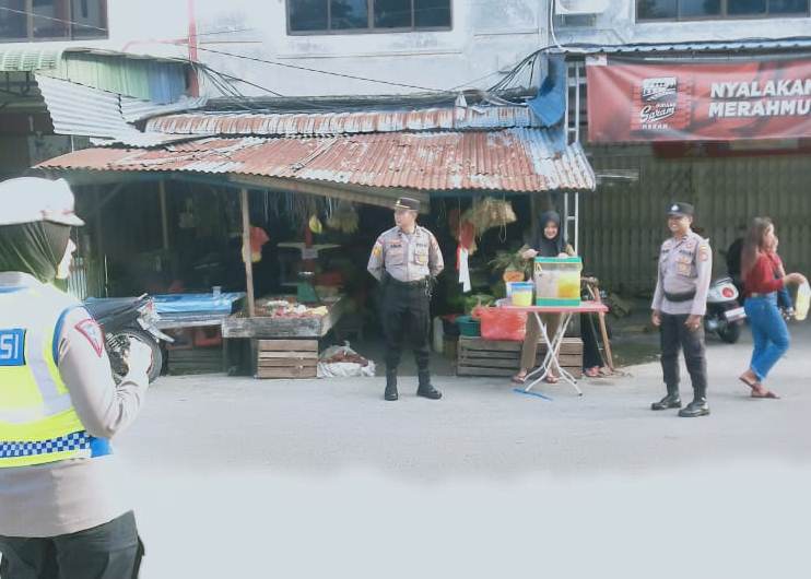 Untuk mengantisipasi terjadinya kemacetan, Personel Polres Karimun menggelar pengamanan Pasar tumpah mejelang waktu buka puasa di dua belas titik rawan kemacetan lalulintas, Selasa (28/3/2023). Kapolres Karimun AKBP Ryky W Muharam mengatakan tujuan diadakannya pengamanan pasar tumpah Ramadhan ini untuk memberikan rasa aman, nyaman dan mengatur arus lalulintas agar lancar.