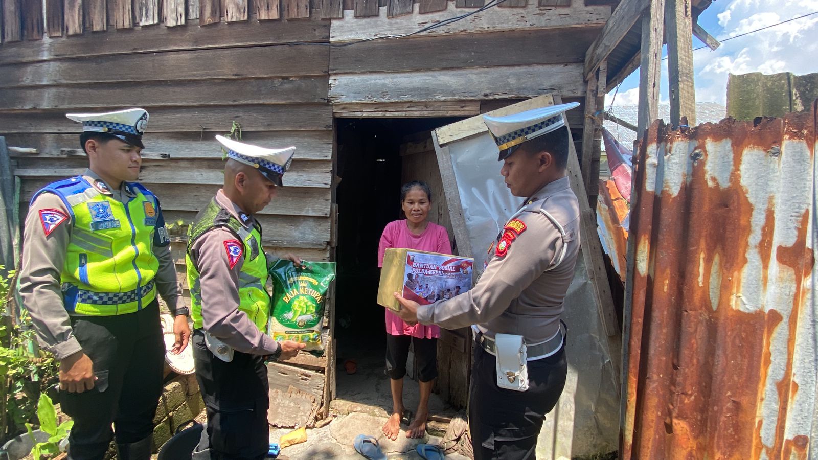 Sesuai arahan Kapolri, menjelang Hari Raya Idul Fitri 1444 H, terdapat beberapa komoditas bahan pokok dan bahan penting yang mengalami kenaikan harga. Oleh karena itu, Polres Karimun Polda Kepri melaksanakan pemberian bantuan sosial berupa sembako kepada masyarakat. Bantuan sosial ini dengan sasaran masyarakat yang sangat membutuhkan bantuan yang terdampak dengan kenaikan harga bahan pokok. Kegiatan bantuan sosial ini dilaksanakan oleh Polres Karimun dan Polsek jajaran. Kegiatan ini adalah sebagai bentuk kehadiran Polri di tengah-tengah masyarakat, semoga dengan bantuan sosial ini dapat meringankan beban seperti kebutuhan pokok bagi masyarakat yang membutuhkan”, ucap Kapolres Karimun.