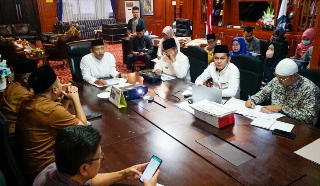 Sekretaris Daerah Provinsi Kepulauan Riau memimpin rapat tersebut. Dihadiri Kadispora Provinsi Kepri M Ikhsan, Kadinsos Provinsi Kepri Eko Sumbaryadi, Karo Adpim Setda Provinsi Kepri Dodi Sepka Novyandi, Karo Umum Setda Provinsi Kepri, Plt Kadispar Provinsi Kepri serta Sekdiskominfo Kepri James Pattikawa. Sekdaprov Adi menyebut bahwa Pemprov Kepri direncanakan akan menggelar Upacara HUT Kemerdekaan di daerah perbatasan ini sebagai tindaklanjut dari arahan Gubernur Ansar Ahmad "Menindaklanjuti arahan Gubernur Ansar, menginginkan pelaksanaan HUT Kemerdekaan Provinsi Kepri dilaksanakan di perbatasan Kepri yaitu Kabupaten Natuna pada Agustus mendatang," ucap Sekdaprov Adi.
