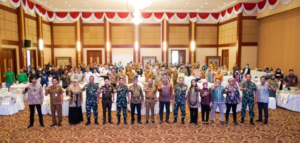 Indonesia’s FOLU Net Sink 2030 adalah sebuah kondisi yang ingin dicapai dimana tingkat serapan emisi gas rumah kaca (GRK) dari sektor kehutanan dan penggunaan lahan pada tahun 2030 akan seimbang atau bahkan lebih tinggi dari tingkat emisi. Disampaikan Sekda Adi bahwa Pemprov Kepri harus memiliki strategi cepat tanggap dalam penanggulangan kondisi perubahan iklim yang selalu berubah-ubah di daerah. "Sesuai dengan arahan Presiden tentang komitmen pemerintah Indonesia bahwa seluruh potensi masyarakat harus digerakkan dalam upaya pengendalian iklim, dengan kondisi iklim yang tidak dapat dipastikan di daerah dan berdampak pada banyak sektor. Tentunya ini, harus ada cepat tanggapnya dari semua pihak," paparnya.