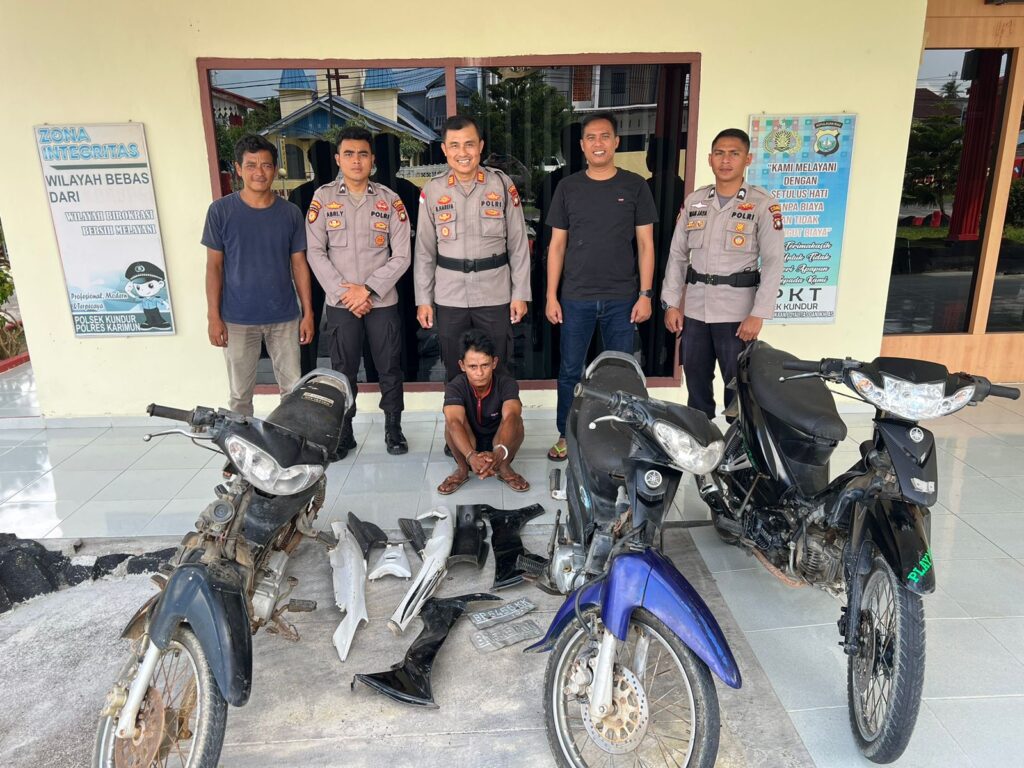 Oknum Ketua RT ini diduga terlibat kasus pencurian sepeda motor (Curanmor) di Wilayah Kundur, Kabupaten Karimun, Provinsi Kepri. Dari tangan tersangka BJ, anggota Polsek Kundur mengamankan empa unit sepeda motor, Minggu (9/4/2023). Pengungkapan terhadap tindak pidana pencurian sepeda motor (Curanmor) ini berawal dari ditemukannya postingan di akun media sosial forum jual beli (FJB) Facebook. BJ berniat menjual satu unit sepeda motor Jupiter Z yang diduga kuat hasil curian.