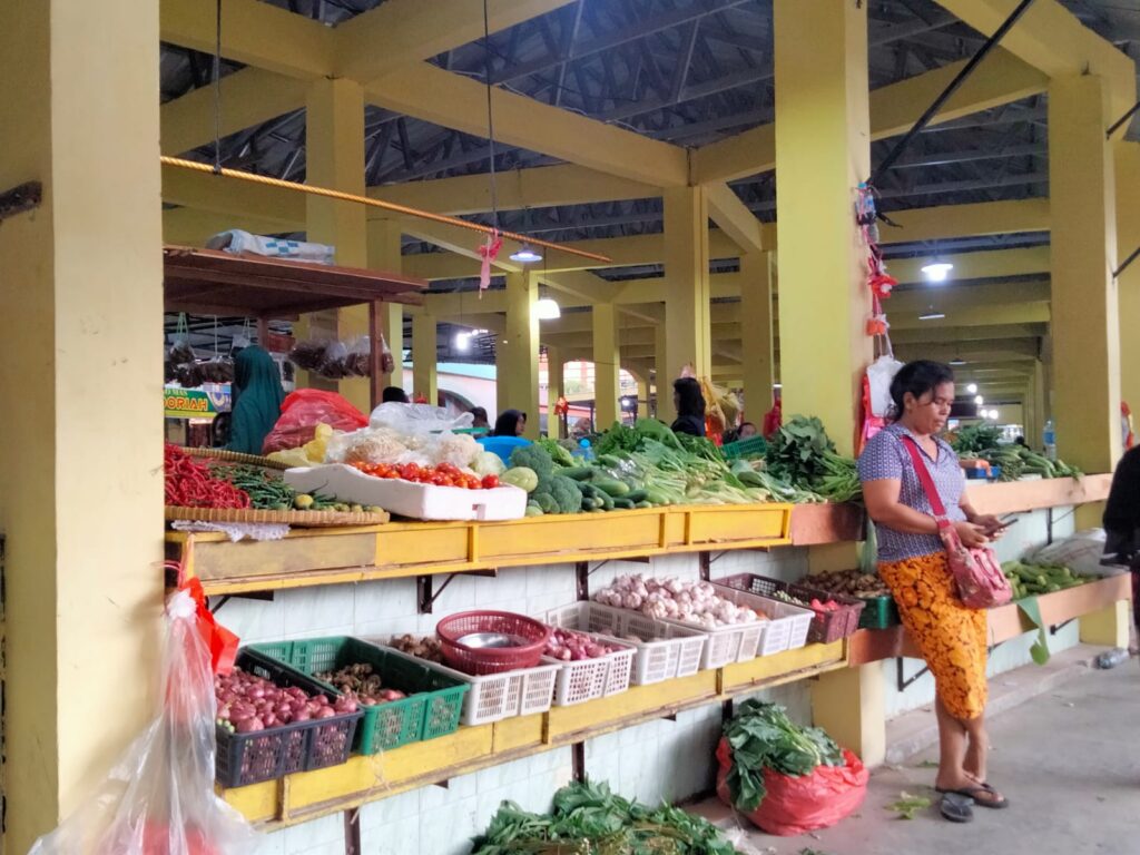 Inflasi atau kenaikan harga barang kerap terjadi saat menjelang hari-hari besar keagamaan. Apalagi menjelang Lebaran Idulfitri 1444 Hijriyah, inflasi biasa sangat besar terjadi. Agar inflasi tidak tinggi, ada beberapa cara yang sama-sama dapat dilakukan, antara masyarakat sebagai konsumen dan pedagang sebagai penyedia barang. Yakni, konsumen tidak panic buying dan pedagang tidak menimbun barang, Ini juga ditegaskan Gubernur Ansar agar para pedagang tidak melakukan penimbunan barang dan menaikkan menjelang hari raya Idul Fitri. Selain itu, masyarakat juga tidak perlu melakukan panic buying karena stok bahan pangan akan terjamin. “Satgas kita pantau langsung kondisi di lapangan, jadi tidak perlu sampai panic buying dan saya ingatkan pedagang jangan ada yang nimbun barang," tegas Gubernur Ansar.