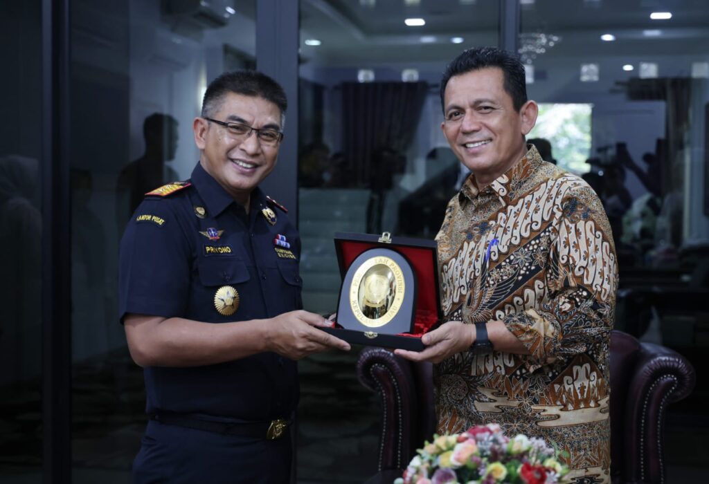 Provinsi Kepri yang berada di perbatasan negara yangmemiliki geografis kepulauan, kata Gubernur Ansar, sangat riskan sebagai masuknya barang illegal atau penyelendupan barang-barang ilegal ke Kepri ini. “Pemerintah daerah sangat membutuhkan bantuan dari bea cukai untuk mengawasi dan mengontrol di Kepri, kehadiran bea cukai bisa meminimalisir hal tersebut," kata Gubernur Ansar. Ini disampaikan Gubernur Ansar saat menerima kunjungan Kakancil DJBC Kepri Priyono Triatmojo di kediaman pribadinya, KM 7, Tanjungpinang, Selasa (4/4/2023).