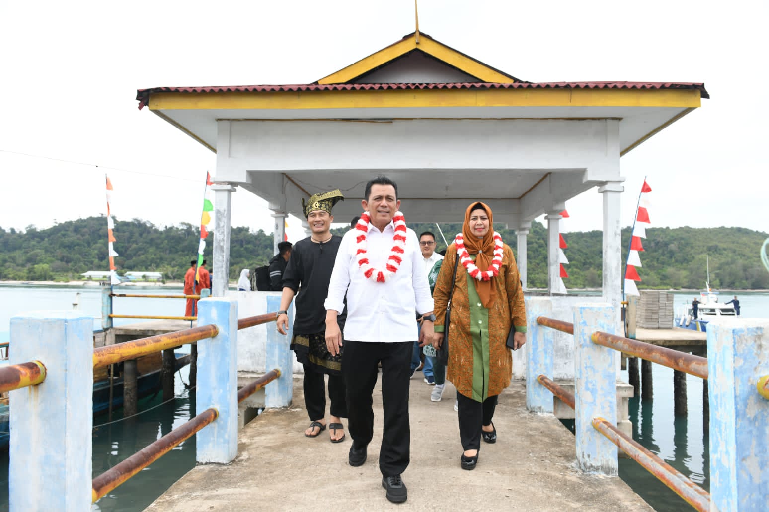 Gubernur Ansar mengunjungi Kecamatan Senayang. Setibanya di Senayang, Gubernur Ansar disambut dengan tepuk tepung tawar dan pencak silat. Terlihat juga puluhan siswa SD menyambut kehadiran rombongan gubernur tersebut. Agenda yang dilakukan Gubernur Ansar di Senayang adalah menyerahkan bantuan RT, RW, BPD, Posyandu, Guru TPQ, dan Penyuluh Agama. Pemerintah Provinsi Kepri memberikan bantuan kepada 54 RT dan 23 RW di Kecamatan Senayang dengan anggaran Rp 92,4 Juta. Masing-masing RT dan RW akan menerim bantuan sebesar Rp 1,2 juta. "Bantuan ini kita berikan untuk menambah daya beli masyarakat di bulan puasa sekaligus untuk membantu masyarakat dia hari raya nanti," ujar Gubernur Ansar.