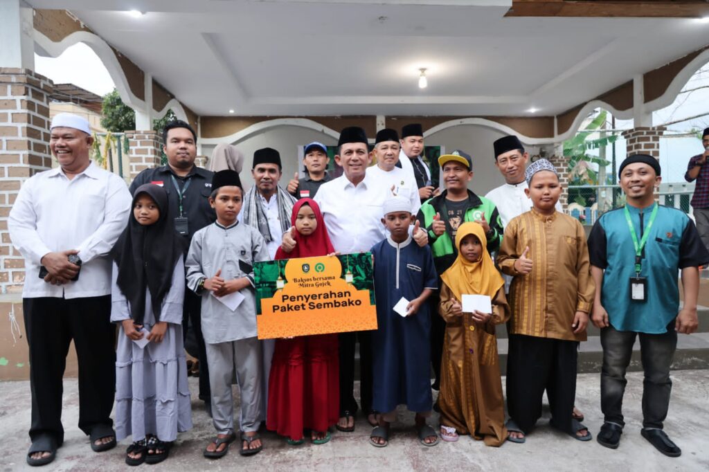 Gubernur Ansar mengapresiasi komunitas Driver Gojek atas sumbangsih dan inisiatif membantu sesama di bulan suci Ramadhan. "Semoga membawa keberkahan bagi kita semua. Semoga Gojek terus berkembang, maju dan sukses serta selalu peduli kepada masyarakat" harapnya. Kepada anak-anak panti asuhan, Gubernur Ansar berpesan agar belajar sungguh-sungguh. Karena menurut Gubernur jika bersungguh-sungguh Allah SWT akan mudahkan keinginan. "Anak-anak harus yakin bahwa kalian adalah penentu masa depan Kepri ke depan. Maka kalianlah yang menentukan warna Kepri ini. Belajarlah sungguh-sungguh jadikan panti asuhan ini kebanggan kalian" pesan Gubernur Ansar
