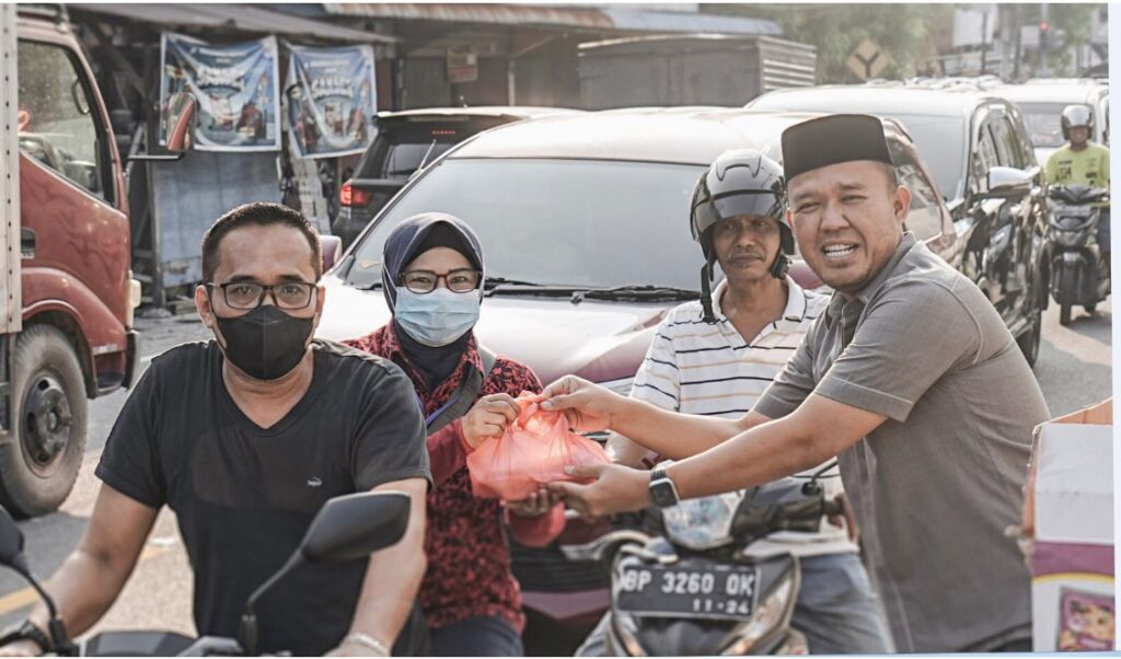 dan pegawai Kejaksaan Negeri Karimun. Firdaus menyampaikan aksi ini sebagai wujud kepedulian Kejaksaan Negeri Karimun kepada masyarakat Karimun khususnya. Kegiatan berbagi ini sudah dilaksanakan sebanyak tiga kali selama Ramadan 1444 Hijriah., Dua kegiatan sebelumnya dilakukan pembagian takjil berupa snack, dan yang ketiga berupa pembagian nasi kotak beserta lauk dan air mineral. "Tujuan dilaksanakan kegiatan ini tidak lain adalah berbagi berkat kepada masyarakat, karena hidup itu akan lebih indah jika kita yang berlebih berbagi kepada yang membutuhkan," ujarnya.