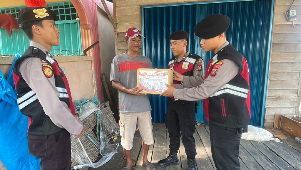 Seperti Polres Karimun Polda Kepri makin rajin membagikan paket Bapokting (bahan pokok penting) kepada masyarakat. Seperti 10 paket Sembako disediakan Kapolres Karimun AKBP Ryky W Muharam berupa Bapokting yang mengalami kenaikan harga, Sabtu (1/4/2023). “Ini sesuai arahan bapak Kapolri, menjelang Hari Raya Idul Fitri 1444 H, terdapat beberapa komoditas bahan pokok dan bahan penting yang mengalami kenaikan harga. Oleh karena itu, kami melaksanakan ini,” ujar Ryky.