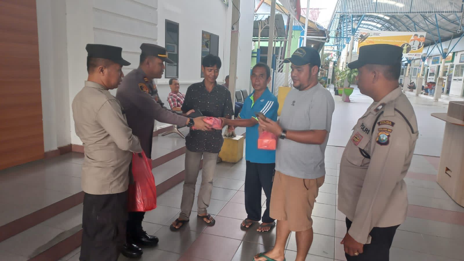 Polsek KKP Polres Karimun Bagikan Takjil di Pelabuhan Domistik
