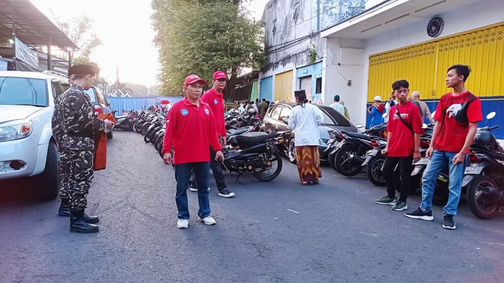 Beberapa umat Nasrani di Lumajang terlihat turut serta membantu pelaksanaan ibadah Salat Idulfitri 1444 Hijriah lalu. (ft infopublik)