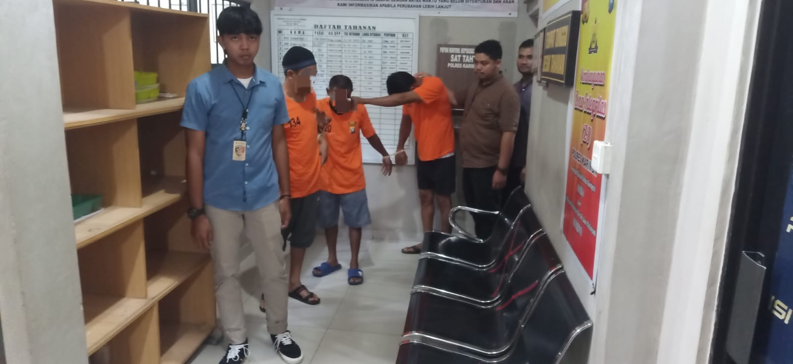 Satreskrim Polres Karimun menggagalkan penyelundupan pekerja migran indonesia (PMI) ilegal ke Malaysia melalui pelabuhan tidak resmi di Kabupaten Karimun, Rabu (5/4/2023) Dari hasil pengungkapan penggagalan pengiriman PMI ilegal menuju Malaysia, Polres Karimun menetapkan tiga orang tersangka, masing-masing MA (41), H (40) dan M (44) serta mengamankan 2 (dua) orang calon TKI illegal lainnya. Penangkapan ini terjadi, Rabu (29/03/2023), berawal dari adanya informasi warga mengenai rencana akan adanya pengiriman PMI secara ilegal dari Wilayah Karimun melalui jalur tidak resmi. Usai mendapat informasi tersebut Satreskrim Polres Karimun mengatakan PMI tersebut akan diberangkatkan ke Malaysia melalui pelabuhan tidak resmi dengan menggunakan Kapal Boat Pancong. Lokasinya di Sungai Bati Teluk Lekop Desa Pongkar Kecamatan Tebing Karimun. "Tersangka dapat dijerat dengan Pasal 81 Jo 83 Undang-Undang Nomor 18 tahun 2017, tetang Pelindungan Pekerja Migran Indonesia, dengan ancaman kurungan 10 penjara,” ujar Kapolres Karimun AKBP Ryky W Muharam melalui Kasatreskrim IPTU Gidion Karo Sekali.