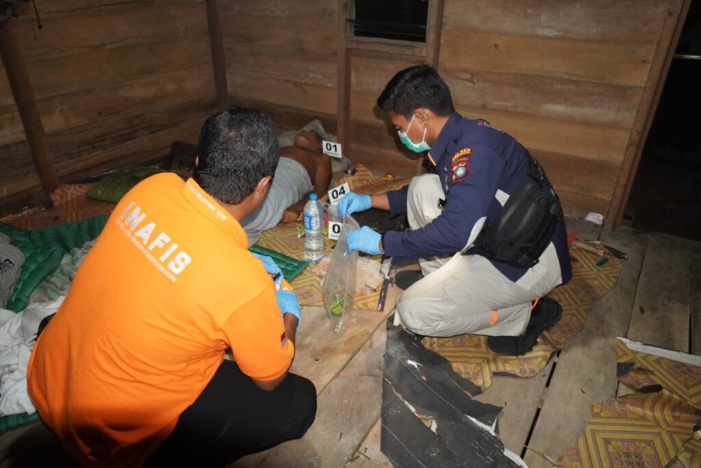 Penemuan mayat ini diketahui, Selasa (4/4/2023) sekira pukul 19.30 WIB ketika seorang warga setempat, Usmanto Warga Jelutung berniat menjenguk korban yang menurut informasi dari teman korban bahwa si korban sedang sakit. Setelah tiba di rumah korban langsung masuk ke rumah yang memang selalu dalam keadaan pintu tidak terkunci. Kemudian melihat korban dalam keadaan terlentang dengan tanpa mengenakan baju dan hanya menggunakan selimut. Setelah dibangunkan dengan menggoyang-goyang badannya, namun korban tidak bergerak. Selanjutnya Usmanto memberitahukan kejadian tersebut ke Ketua RT 02 RW 01 Kelurahan Darussalam Kecamatan Meral Barat.