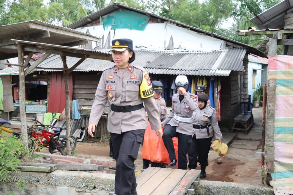 Sesuai arahan bapak Kapolri, menjelang Hari Raya Idul Fitri 1444 H, terdapat beberapa komoditas bahan pokok dan bahan penting yang mengalami kenaikan harga. Oleh karena itu, Polwan Polres Karimun Polda Kepri yang dimpimpin langsung Wakil Kepala Polres Karimun Kompol Petra CK Tumengkol melaksanakan pemberian bantuan sosial berupa sembako sebanyak 40 paket kepada masyarakat dan nasi kotak untuk berbuka puasa. Kegiatan ini digelar di beberapa tempat seperti do Sungai Lakam Barat Kecamatan Karimun, Jalan Pramuka Kecamatan Karimun, Balai Garden Kecamatan Tebing, Teluk Uma Kecamatan Tebing, Jalan Poros Kecamatan Tebing, Sungai Pasir Kecamatan Meral.