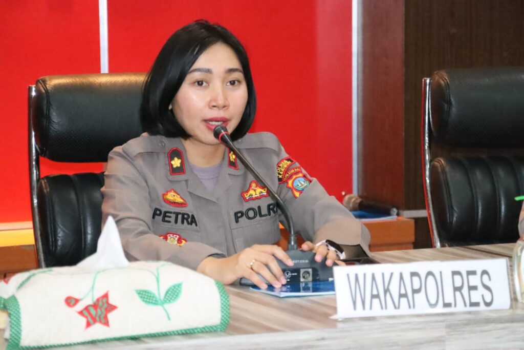 Wakapolres Karimun Kompol Petra CK Tumengkol saat memimpin rapat tersebut, Kamis (13/4/2022). (msa)(