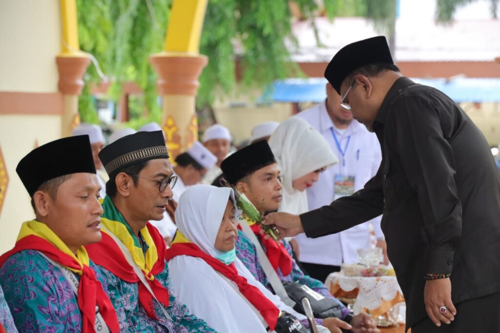 Prosesi tepuk tepung tawar dan doa selamat menandai pelepasan CJH di Halaman Rumah Dinas Bupati Karimun. Ratusan orang pengantar turut hadir menyaksikan acara seremoni pelepasan tersebut. Hadir juga Wakil Bupati Karimun Anwar Hasyim, Sekdakab Muhd Firmansyah, Ketua DPRD Karimun M Yusuf Sirat dan sejumlah Kepala Forum Komunikasi Pimpinan Daerah (FKPD) Kabupaten Karimun. "Alhamdulillah, pagi ini kita melepas keberangkatan sebanyak 146 jemaah calon haji asal Kabupaten Karimun untuk menunaikan ibadah haji tahun ini," kata Bupati Karimun Aunur Rafiq. Total CJH asal Kabupaten Karimun tahun ini mencapai berjumlah 168 orang yang dibagi dua kloter. Kloter pertama 145 orang dan sisanya 22 orang masuk dalam kloter kedua.