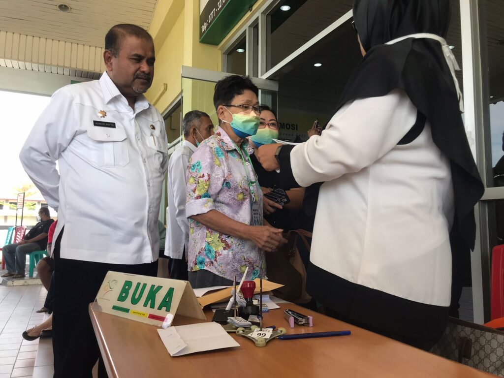 Saat ini RSUD M Sani memiliki layanan Poli sebanyak 11 dengan 32 dokter spesialis. Sehingga perlu adanya pengaturan sejalan meningkatnya jumlah masyarakat yang ingin mendapatkan pelayanan kesehatan. “Sejak jam 6 pagi ada masyarakat sudah datang untuk berobat. Maka kita minta RSUD, BPJS dan Dinas Kesehatan untuk mencari solusi ini,” kata dia. Beberapa catatan Bupati Karimun dalam sidak kali ini, di antaranya; evaluasi skema pelayanan untuk menghindari penumpukan pasien, evaluasi digitalisasi rekam medis melalui finger, dan perluasan fasilitas Poli.