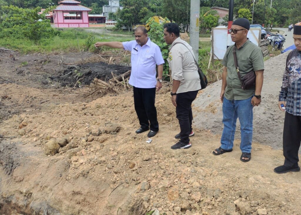 Bupati Karimun Aunur Rafiq juga menyampaikan permohonan maaf atas kerusakan yang terjadi, ia memastikan infrastruktur khususnya jalan adalah fokus utama untuk konektivitas masyarakat. "Saya memohon maaf kerusakan ini membuat masyarakat jadi sulit dan harus memutar lebih jauh, peningkatan dan perbaikan jalan akan terus menjadi fokus kita agar konektivitas masyarakat semakin mudah," terang Bupati. Bupati juga menyampaikan bahwasannya infrastruktur jalan memang menjadi fokusnya, hal ini sebagai komitmennya untuk pemerataan pembangunan hingga ke pelosok.