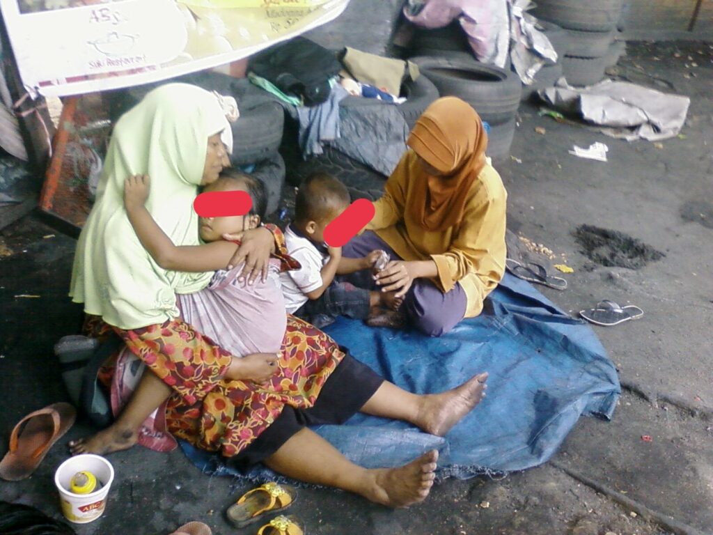 Kota besar seperti Batam menjadi magnet yang kuat untuk menarik penduduk berpindah dari desa ke kota (urbanisasi). Banyak alasan yang muncul melatarbelakangi adanya urbanisasi tersebut misalnya untuk mencari pekerjaan, mengembangkan usaha, melanjutkan pendidikan dan lain sebagainya. Hal ini dapat terjadi di kota yang perkembangan perekonomian yang sangat pesat seperti halnya yang terjadi di Kota Batam, Provinsi Kepulauan Riau. Daya tarik Penduduk Kota Batam lebih dominan pendatang dari luar daerah yang mencoba mencari peruntungan. Sayangnya, kehadiran pendatang ini tanpa dibekali dengan pendidikan, kecakapan serta pengalaman yang cukup untuk menghadapi persaingan.