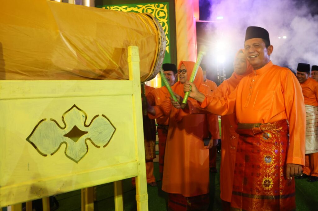 Gubernur Ansar Ahmad dan Wakil Gubernur Kepri Marlin Agustina didaulat memukiul bedug tanda resmi dibukanya perhelatan dua tahunan yang kini Kabupaten Karimun sebagai tuan rumahnya itu. Perhelatan STQH X Provinsi Kepri mengambil tema "Dengan STQH X Provinsi Kepulauan Riau Tahun 2023, Mari Wujudkan Hidup Penuh Makna dengan Memahami dan Mengamalkan Kandungan Al-Quran". STQH ini juga dilaksanakan sebagai ajang menyeleksi peserta terbaik guna mewakili Kepri dalam STQH Nasional Oktober 2023 mendatang di Provinsi Jambi. Acara diiawali dengan Defile Kafilah dengan barisan pertama Marching Band Gema Karimun, diikuti Pembawa Bendera Merah Putih dari Paskibra Kabupaten Karimun, serta Kafilah Kabupaten Kota se-Provinsi Kepri.