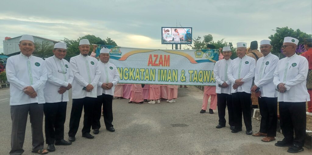 para haji dan hajjah yang tergabung dalam Pengurus Daerah Ikatan Persaudaraan Haji Indonesia (IPHI) Kabupaten Karimun juga turut serta menyemerakkan pawai tersebut. Sebelumnya, ribuan orang masuk dalam rombongan pawai, baik dari kabupaten-kota peserta sampai dengan masyarakat penyaksinya. Para kafilah juga menampilkan replika keunikan daerahnya masing-masing, seperti ada replika masjid dan sejenisnya.