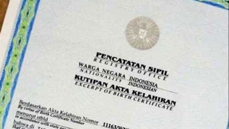 Penggantian nama tersebut diatur dalam Undang-Undang Nomor 23 Tahun 2006 tentang Administrasi Kependudukan serta Peraturan Presiden Nomor 25 Tahun 2008 tentang Persyaratan dan Tata Cara Pendaftaran Penduduk dan Pencatatan Sipil. Mengganti nama pada hakikatnya mengganti identitas dalam akta kelahiran. Aturan itu menjelaskan bahwa bila seseorang ingin mengajukan penggantian nama, maka harus mengajukan ke pengadilan negeri setempat. Mengutip dari laman Pengadilan Negeri, terdapat beberapa syarat yang harus disiapkan sebelum mengajukan gugatan. Di antaranya adalah: