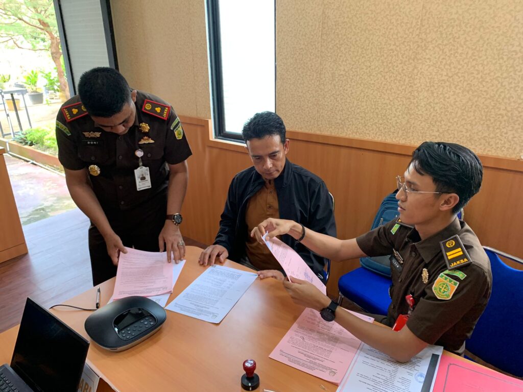 Terdakwa atas nama Novie Irwien bin Anuar AR melalui keluarganya menyerahkan kembali uang sebesar Rp338 jutaan itu kepada jaksa yang menangani kasus tersebut, Selasa (2/5/2023). Pengembalian uang hasil korupsi ini sebagai pelaksanaan putusan hakim dalam perkasa korupsi tersebut. Putusannya itu bernomor: 6/Pid.Sus- TPK/2019/PN Tpg tanggal 16 Mei 2019 Jo Putusan Pengadilan Tindak Pidana Korupsi pada Pengadilan Tinggi Pekanbaru Nomor 13/PID.SUS-TPK/2019/PT PBR Tanggal 27 Agustus 2019 jo Putusan Mahkamah Agung Republik Indonesia Nomor 4273 K/Pid.Sus/2019 Tanggal 12 Desember 2019.