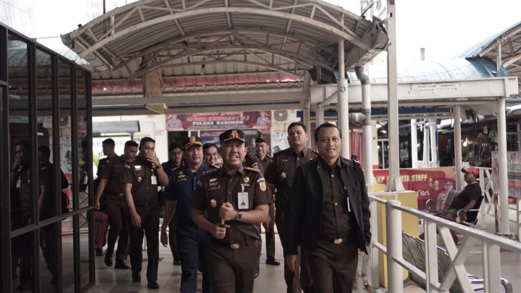 Kepala Kejaksaan Negeri Karimun (Kajari) Tanjungbalai Karimun tampak turut mendampingi kunjugan tersebut. Sebelumnya Firdaus juga menjemput Kajati di Pelabuhan Tanjungbalai Karimun. Dalam kunjungannya, Rudi Margon memberikan arahan agar seluruh pegawai di Kejari Tanjungbalai Karimun agar lebih berinovasi dalam pelayanan ke masyarakat, serta mengoptimalkan administrasinya. “Kejaksaan Negeri Karimun agar membuat inovasi dalam pelayan publik serta mengoptimalkan administrasi di Kejari Karimun,” ujarnya usai bertemu dengan seluruh pegawai Kejaksaan Negeri Tanjungbalai Karimun. Hadir juga dalam kunjungan itu Kabag TU Kejati Kepri, Kasubag Protokol Kejati Kepri dan Tim ADV.