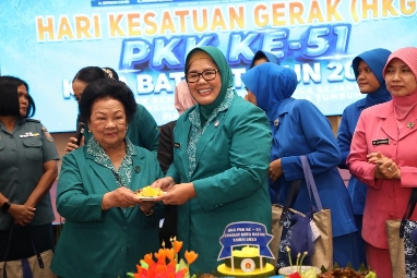 Ketua Penggerak Pemberdayaan Kesejahteraan Keluarga (PKK Kota Batam saat menghadiri Hari Kesatuan Gerak (HKG) Ke-51 PKK Kota Batam, Tahun 2023, digelar meriah di Planet Holiday Hotel, Jodoh, Senin (22/5/2023). “Itu artinya, Kader PKK menjadi motor penggerak membangun negeri ini dari akar,” kata Marlin yang juga menjabat sebagai Ketua Gabungan Organisasi Wanita (GOW) Kota Batam tersebut. Wali Kota Batam, sekaligus Kepala Badan Pengusahaan Batam H Muhammad Rudi (HMR) juga juga hadir bersama Forum Koordinasi Pimpinan Daerah (Forkompinda) Kota Batam, serta berbagai organisasi wanita, plus kader-kader PKK se -Kota Batam.