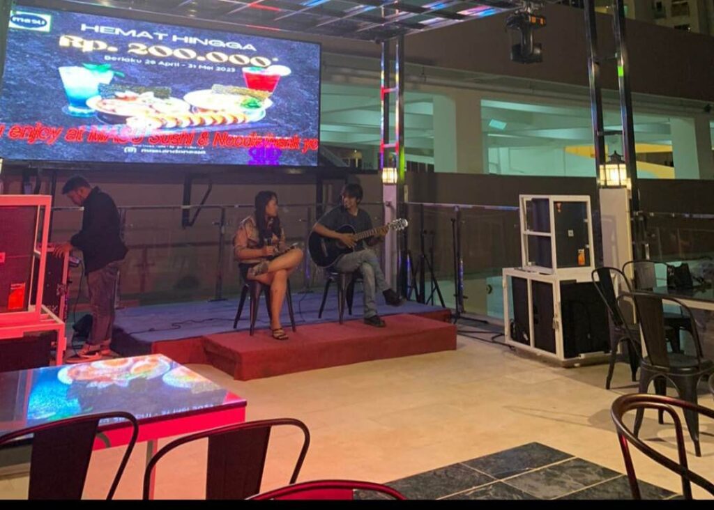 Masu Sushi & Noodle yang mengedepankan design unik ala Jepang dan Barat kini sudah hadir di Kota Batam. Bertempat di Nagoya Thamrin City Blok G nomor 8, Masu Sushi & Noodle bisa menjadi tempat pilihan nongkrong bagi Anda, terutama kalangan milenial. Masu Sushi & Noodle menambah tujuan wisata kuliner yang berada di lokasi strategis karena mudah diakses serta ditemukan melalui GPS. Harga dan menu makanan dan minuman yang disajikan dijamin tidak menguras dompet Anda, karena terjangkau semua kalangan. Berbagai menu seperti Chicken Katsu Curry Rice, Beef Katsu Curry Rice, Yakimeshi, Chicken Katsudon, Shoyu Ramen, Shoyu Udon, Sakemasu Roll, Jagaimo Mentai, Beef Aburi Sushi, Tamago Maki, Chuka Wakame Gunkan serta masih banyak menu lainnya membuat lidah akan tidak pernah berhenti untuk menikmati masakan yang disajikan oleh juru masak yang berpengalaman masakan Jepang tersebut